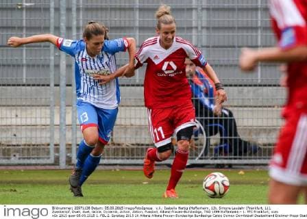 v.li.: Isabella Hartig (Hoffenheim, 13), Simone Laudehr (Frankfurt, 11), Zweikampf, Duell, duel, tackle, Dynamik, Action, Aktion, Fussball, Allianz Frauen-Bundesliga, TSG 1899 Hoffenheim - 1. FFC Frankfurt, xozx