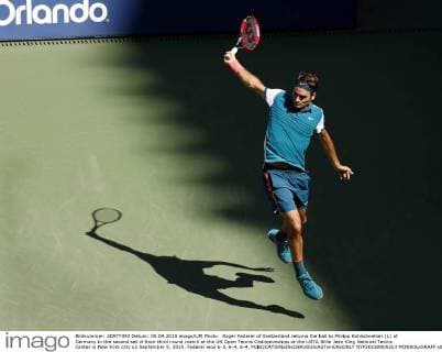 Roger Federer of Switzerland returns the ball to Philipp Kohlschreiber (L) of Germany in the second set of their third round match at the US Open Tennis Championships at the USTA Billie Jean King National Tennis Center in New York City on September 5, 2015. Federer won 6-3, 6-4, 6-4.  NYP20150905313 MONIKAxGRAFF