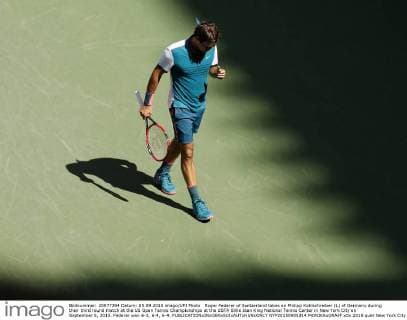 Roger Federer of Switzerland takes on Philipp Kohlschreiber (L) of Germany during their third round match at the US Open Tennis Championships at the USTA Billie Jean King National Tennis Center in New York City on September 5, 2015. Federer won 6-3, 6-4, 6-4.  NYP20150905314 MONIKAxGRAFF