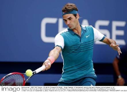 Roger Federer of Switzerland returns the ball to Philipp Kohlschreiber (L) of Germany in the first set of their third round match at the US Open Tennis Championships at the USTA Billie Jean King National Tennis Center in New York City on September 5, 2015. Federer won 6-3, 6-4, 6-4.  NYP20150905317 MONIKAxGRAFF