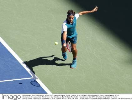 Roger Federer of Switzerland returns the ball to Philipp Kohlschreiber (L) of Germany in the second set of their third round match at the US Open Tennis Championships at the USTA Billie Jean King National Tennis Center in New York City on September 5, 2015. Federer won 6-3, 6-4, 6-4.  NYP20150905319 MONIKAxGRAFF