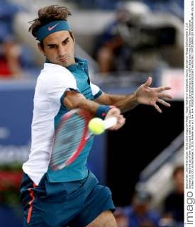 Roger Federer of Switzerland returns the ball to Philipp Kohlschreiber (L) of Germany in the third set of their third round match at the US Open Tennis Championships at the USTA Billie Jean King National Tennis Center in New York City on September 5, 2015. Federer won 6-3, 6-4, 6-4.  NYP20150905320 MONIKAxGRAFF