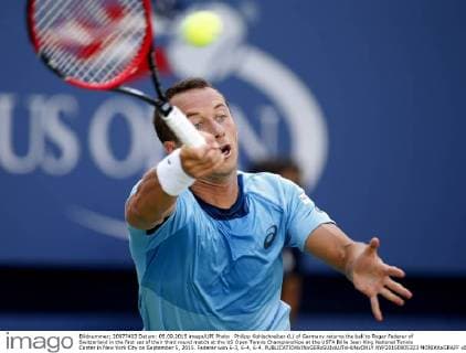 Philipp Kohlschreiber (L) of Germany returns the ball to Roger Federer of Switzerland in the first set of their third round match at the US Open Tennis Championships at the USTA Billie Jean King National Tennis Center in New York City on September 5, 2015. Federer won 6-3, 6-4, 6-4.  NYP20150905323 MONIKAxGRAFF