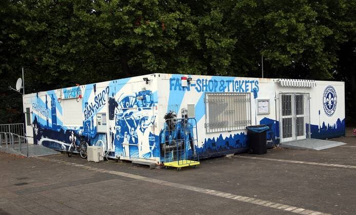 Fußball, Stadiongeschichte SV Darmstadt 98 1. Fussball-Bundesliga - Saison 2015-2016 - 05.09.2015 - Merck-Stadion des SV Darmstadt 98 - Darmstadt v. l. Der Fanshop des SV Darmstadt 98 am Böllenfalltor Aktion, Einzelbild -