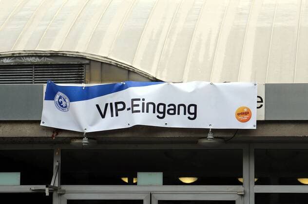 Fußball, Stadiongeschichte SV Darmstadt 98 1. Fussball-Bundesliga - Saison 2015-2016 - 05.09.2015 - Merck-Stadion des SV Darmstadt 98 - Darmstadt v. l. Banner zum VIP-Bereich des SV Darmstadt 98 am Böllenfalltor Aktion, Einzelbild -
