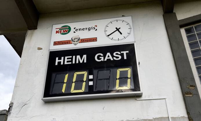Fußball, Stadiongeschichte Borussia Neunkirchen 04.09.2015, xfux, Fussball Testspiel, Borussia Neunkirchen , emspor v.l. Anzeigetafel im Ellenfeldstadtion