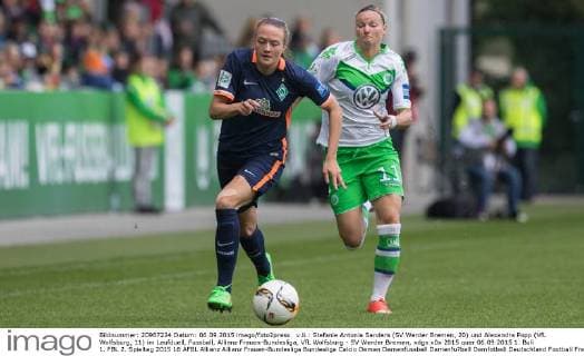 v.li.: Stefanie Antonia Sanders (SV Werder Bremen, 20) und Alexandra Popp (VfL Wolfsburg, 11) im Laufduell, Fussball, Allianz Frauen-Bundesliga, VfL Wolfsburg - SV Werder Bremen, xdgx