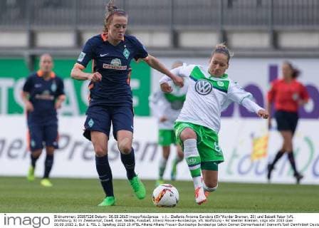v.li.: Stefanie Antonia Sanders (SV Werder Bremen, 20) und Babett Peter (VfL Wolfsburg, 8) im Zweikampf, Duell, duel, tackle, Fussball, Allianz Frauen-Bundesliga, VfL Wolfsburg - SV Werder Bremen, xdgx