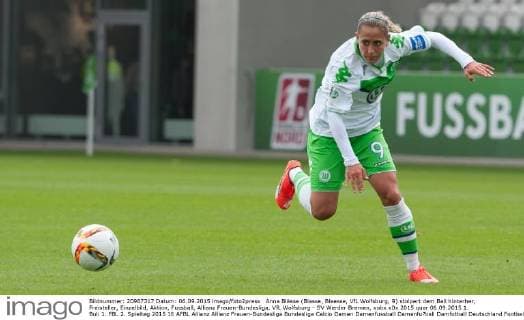 Anna Blässe (Blasse, Blaesse, VfL Wolfsburg, 9) stolpert dem Ball hinterher, Freisteller, Einzelbild, Aktion, Fussball, Allianz Frauen-Bundesliga, VfL Wolfsburg - SV Werder Bremen, xobx