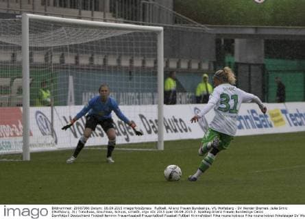 Fußball, Allianz Frauen Bundesliga, VfL Wolfsburg - SV Werder Bremen. Julia Simic (Wolfsburg, 31) Torschuss, Abschluss, Schuss, schießt. xtgx