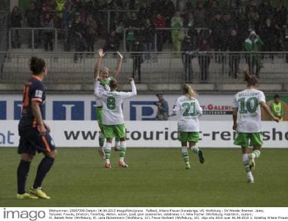 Fußball, Allianz Frauen Bundesliga, VfL Wolfsburg - SV Werder Bremen. Jubel, Torjubel, Freude, Emotion, Torerfolg, Aktion, action, goal, goal celebration, celebrates v.l. Nilla Fischer (Wolfsburg; Kapitänin, captain, 4), Babett Peter (Wolfsburg, 8), Lara Dickenmann (Wolfsburg, 21), Tessa Wullaert (Wolfsburg, 10). xtgx