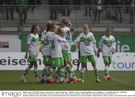 Fußball, Allianz Frauen Bundesliga, VfL Wolfsburg - SV Werder Bremen; Wolfsburg Jubel, Torjubel, Freude, Emotion, Torerfolg, Aktion, action, goal, goal celebration, celebrates 1:0. xtgx