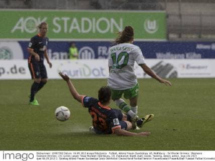 Fußball, Allianz Frauen Bundesliga, VfL Wolfsburg - SV Werder Bremen; Stephanie Goddard (Bremen, 23) (unten) gegen Tessa Wullaert (Wolfsburg, 10) Zweikampf, Duell, duell, tackle, Tackling, Aktion, action. xtgx