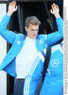 Matthias Ginter schwingt sich aus dem Bus - Deutsche Nationalmannschaft kommt in Glasgow an, Hilton Glasgow