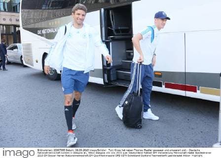 Toni Kroos hat neben Thomas Mueller gesessen und amuesiert sich - Deutsche Nationalmannschaft kommt in Glasgow an, Hilton Glasgow