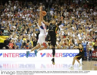 Alex King Bundesrepublik Deutschland vs. Nemanja Bjelica Serbien , Länderspiel EM-Vorrunde in Berlin
