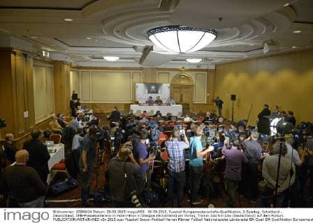 06.09.2015, Fussball Europameisterschafts-Qualifikation, 8.Spieltag, Schottland - Deutschland, DFB-Pressekonferenz im Hotel Hilton in Glasgow (Schottland) am Vortag. Trainer Joachim Löw (Deutschland) auf dem Podium. 