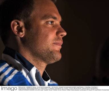 06.09.2015, Fussball Europameisterschafts-Qualifikation, 8.Spieltag, Schottland - Deutschland, DFB-Pressekonferenz im Hotel Hilton in Glasgow (Schottland) am Vortag. Torwart Manuel Neuer (Deutschland) nachdenklich. 