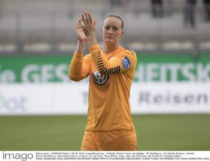 Fußball, Allianz Frauen Bundesliga, VfL Wolfsburg - SV Werder Bremen. Almuth Schult (Wolfsburg; Nationaltorhüterin, 1) feiert mit den Fans, Sieg, Erfolg, Jubel. xtgx