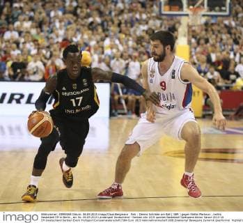 Foto : Dennis Schröder am Ball ( GER ) gegen Stefan Markovic , rechts Basketball EM in Berlin , am So. 06.09.2015 Länderspiel Deutschland - Serbien