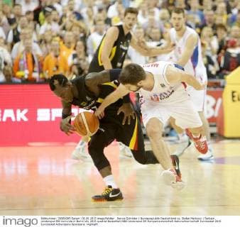 Dennis Schröder Bundesrepublik Deutschland vs. Stefan Markovic Serbien , Länderspiel EM-Vorrunde in Berlin