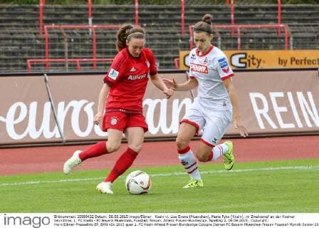 Koeln vl. Lisa Evans (Muenchen), Marie Pyko (Koeln), im Zweikampf an der Koelner Grundlinie, 1. FC Koeln - FC Bayern Muenchen, Fussball, Frauen, Allianz Frauen-Bundesliga, Spieltag 2, 06.09.2015 , Copyright: Horn Eibner-Pressefoto EP_BHN