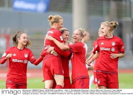 Koeln vl. Sara Daebritz (Muenchen), Melanie Behringer (Muenchen), Nora Holstad (Muenchen), Caroline Abbe (Muenchen), Torjubel zum 1:0, 1. FC Koeln - FC Bayern Muenchen, Fussball, Frauen, Allianz Frauen-Bundesliga, Spieltag 2, 06.09.2015 , Copyright: Horn Eibner-Pressefoto EP_BHN