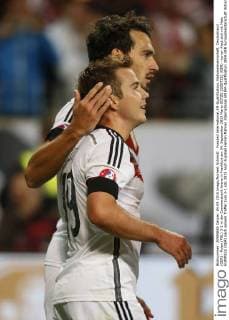 Fussball International,EM-Qualifikation, Nationalmannschaft, Deutschland (GER) - Polen (POL) 3-1 in der Commerzbank Arena in Frankfurt am 04. September 2015 Mario GÖTZE (GOETZE) (GER) -vorne- freut sich mit Mats HUMMELS (GER) nach seinem Treffer zum 3-1