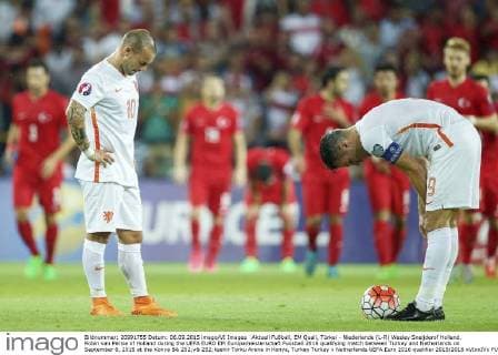 Aktuell Fußball, EM Quali, Türkei - Niederlande (L-R) Wesley Sneijderof Holland. Robin van Persie of Holland during the UEFA EURO EM Europameisterschaft Fussball 2016 qualifying match between Turkey and Netherlands on September 6, 2015 at the Konya B& 252;y& 252;ksehir Torku Arena in Konya, Turkey Turkey v Netherlands UEFA Euro 2016 qualifier 2015 2016 xVIxxIVx 4286497