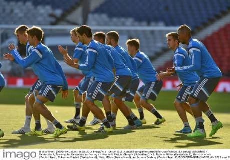 06.09.2015, Fussball Europameisterschafts-Qualifikation, 8.Spieltag, Schottland - Deutschland, Training der Deutschen am Vortag im Hampden Park in Glasgow (Schottland). v.l. Thomas Müller (Deutschland), Mats Hummels (Deutschland), Shkodran Mustafi (Deutschland), Mario Götze (Deutschland) und Jerome Boateng (Deutschland) 