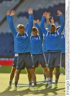 06.09.2015, Fussball Europameisterschafts-Qualifikation, 8.Spieltag, Schottland - Deutschland, Training der Deutschen am Vortag im Hampden Park in Glasgow (Schottland). Toni Kroos (Deutschland), Toni Kroos (Deutschland) und Jerome Boateng (Deutschland) strecken sich. 