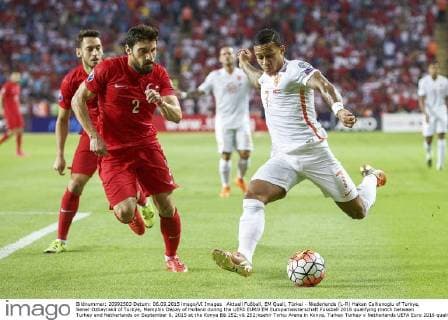 Aktuell Fußball, EM Quali, Türkei - Niederlande (L-R) Hakan Calhanoglu of Turkye, Sener Ozbayrakli of Turkye, Memphis Depay of Holland during the UEFA EURO EM Europameisterschaft Fussball 2016 qualifying match between Turkey and Netherlands on September 6, 2015 at the Konya B& 252;y& 252;ksehir Torku Arena in Konya, Turkey Turkey v Netherlands UEFA Euro 2016 qualifier 2015 2016 xVIxxIVx 4286695