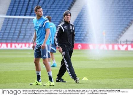 Bundestrainer Joachim Loew mit Jonas Hector - Deutsche Nationalmannschaft Abschlusstraining, Hampden Park Glasgow