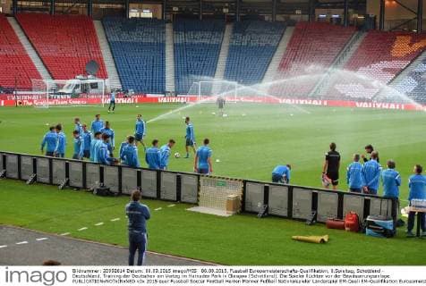 06.09.2015, Fussball Europameisterschafts-Qualifikation, 8.Spieltag, Schottland - Deutschland, Training der Deutschen am Vortag im Hampden Park in Glasgow (Schottland). Die Spieler flüchten vor der Bewässerungsanlage. 