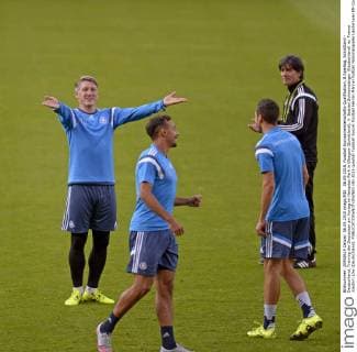 06.09.2015, Fussball Europameisterschafts-Qualifikation, 8.Spieltag, Schottland - Deutschland, Training der Deutschen am Vortag im Hampden Park in Glasgow (Schottland). li: Bastian Schweinsteiger (Deutschland) re: Trainer Joachim Löw (Deutschland). 