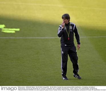 06.09.2015, Fussball Europameisterschafts-Qualifikation, 8.Spieltag, Schottland - Deutschland, Training der Deutschen am Vortag im Hampden Park in Glasgow (Schottland). Trainer Joachim Löw (Deutschland) nachdenklich. 