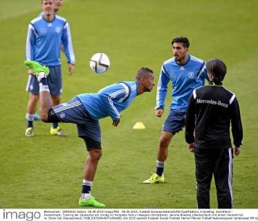 06.09.2015, Fussball Europameisterschafts-Qualifikation, 8.Spieltag, Schottland - Deutschland, Training der Deutschen am Vortag im Hampden Park in Glasgow (Schottland). Jerome Boateng (Deutschland) mit einem Hackentrick. re: Emre Can (Deutschland). 