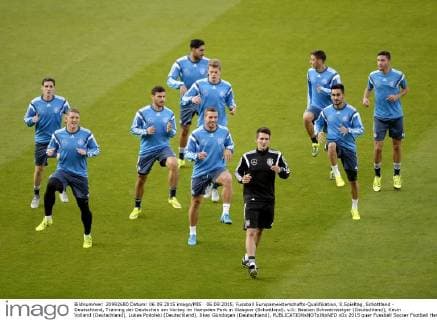 06.09.2015, Fussball Europameisterschafts-Qualifikation, 8.Spieltag, Schottland - Deutschland, Training der Deutschen am Vortag im Hampden Park in Glasgow (Schottland). v.li: Bastian Schweinsteiger (Deutschland), Kevin Volland (Deutschland), Lukas Podolski (Deutschland), Ilkay Gündogan (Deutschland), 