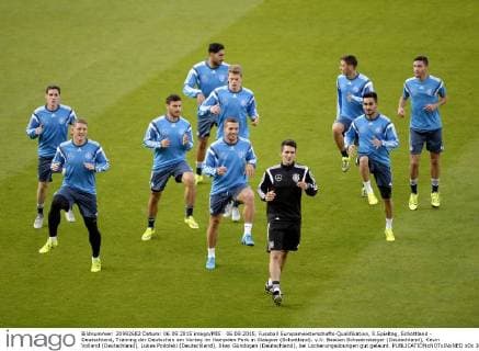 06.09.2015, Fussball Europameisterschafts-Qualifikation, 8.Spieltag, Schottland - Deutschland, Training der Deutschen am Vortag im Hampden Park in Glasgow (Schottland). v.li: Bastian Schweinsteiger (Deutschland), Kevin Volland (Deutschland), Lukas Podolski (Deutschland), Ilkay Gündogan (Deutschland), bei Lockerungsübungen gut gelaunt. 