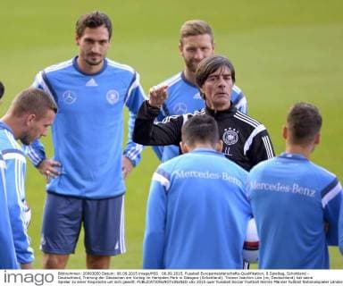 06.09.2015, Fussball Europameisterschafts-Qualifikation, 8.Spieltag, Schottland - Deutschland, Training der Deutschen am Vortag im Hampden Park in Glasgow (Schottland). Trainer Joachim Löw (re, Deutschland) hat seine Spieler zu einer Ansprache um sich gesellt. 