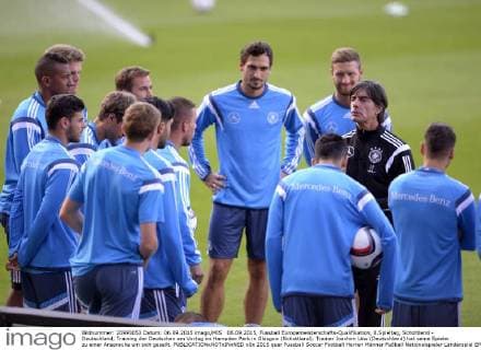 06.09.2015, Fussball Europameisterschafts-Qualifikation, 8.Spieltag, Schottland - Deutschland, Training der Deutschen am Vortag im Hampden Park in Glasgow (Schottland). Trainer Joachim Löw (Deutschland) hat seine Spieler zu einer Ansprache um sich gesellt. 