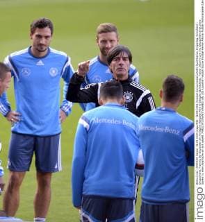 06.09.2015, Fussball Europameisterschafts-Qualifikation, 8.Spieltag, Schottland - Deutschland, Training der Deutschen am Vortag im Hampden Park in Glasgow (Schottland). Trainer Joachim Löw (re, Deutschland) hat seine Spieler zu einer Ansprache um sich gesellt. 