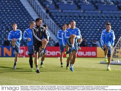 06.09.2015, Fussball Europameisterschafts-Qualifikation, 8.Spieltag, Schottland - Deutschland, Training der Deutschen am Vortag im Hampden Park in Glasgow (Schottland). v.l. Jonas Hector (Deutschland), Bastian Schweinsteiger (Deutschland), Mesut Özil (Deutschland), Kevin Volland (Deutschland), Lukas Podolski (Deutschland) und Ilkay Gündogan (Deutschland) 