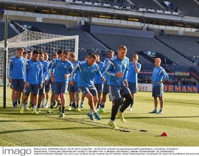 06.09.2015, Fussball Europameisterschafts-Qualifikation, 8.Spieltag, Schottland - Deutschland, Training der Deutschen am Vortag im Hampden Park in Glasgow (Schottland). Bastian Schweinsteiger (re, Deutschland) 