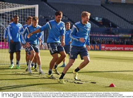06.09.2015, Fussball Europameisterschafts-Qualifikation, 8.Spieltag, Schottland - Deutschland, Training der Deutschen am Vortag im Hampden Park in Glasgow (Schottland). v.l. Jerome Boateng (Deutschland), Thomas Müller (Deutschland), Toni Kroos (Deutschland), Mats Hummels (Deutschland) und Toni Kroos (Deutschland) 
