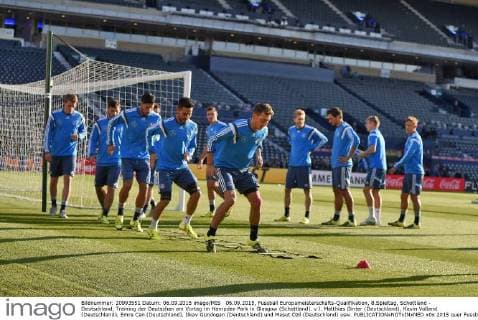 06.09.2015, Fussball Europameisterschafts-Qualifikation, 8.Spieltag, Schottland - Deutschland, Training der Deutschen am Vortag im Hampden Park in Glasgow (Schottland). v.l. Matthias Ginter (Deutschland), Kevin Volland (Deutschland), Emre Can (Deutschland), Ilkay Gündogan (Deutschland) und Mesut Özil (Deutschland) usw. 