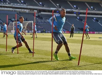06.09.2015, Fussball Europameisterschafts-Qualifikation, 8.Spieltag, Schottland - Deutschland, Training der Deutschen am Vortag im Hampden Park in Glasgow (Schottland). v.l. Karim Bellarabi (Deutschland) und Jerome Boateng (Deutschland) schlingeln sich durch die Stangen. 