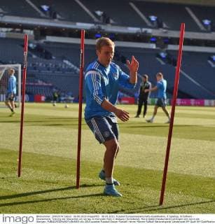 06.09.2015, Fussball Europameisterschafts-Qualifikation, 8.Spieltag, Schottland - Deutschland, Training der Deutschen am Vortag im Hampden Park in Glasgow (Schottland). Mario Götze (Deutschland) schlingen sich durch die Stangen. 