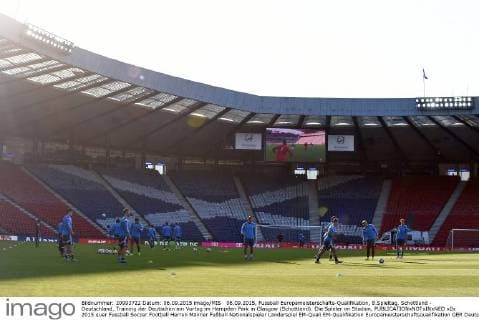 06.09.2015, Fussball Europameisterschafts-Qualifikation, 8.Spieltag, Schottland - Deutschland, Training der Deutschen am Vortag im Hampden Park in Glasgow (Schottland). Die Spieler im Stadion, 
