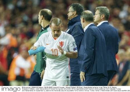 Aktuell Fußball, EM Quali, Niederlande verlieren in der Türkei (L-R) Wesley Sneijderof Holland, coach Danny Blind of Holland during the UEFA EURO EM Europameisterschaft Fussball 2016 qualifying match between Turkey and Netherlands on September 6, 2015 at the Konya B& 252;y& 252;ksehir Torku Arena in Konya, Turkey Turkey v Netherlands UEFA Euro 2016 qualifier 2015 2016 xVIxxIVx 4287473